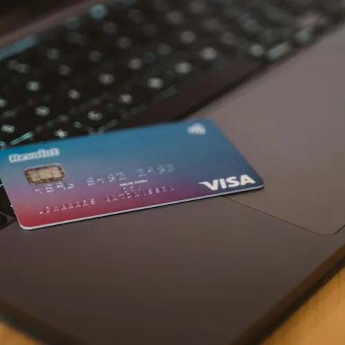 Bankkártya egy laptop billentyűzetén